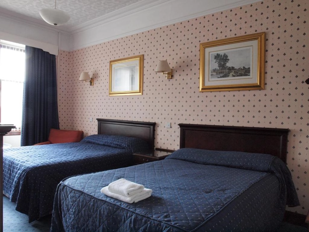 Family room with twin beds