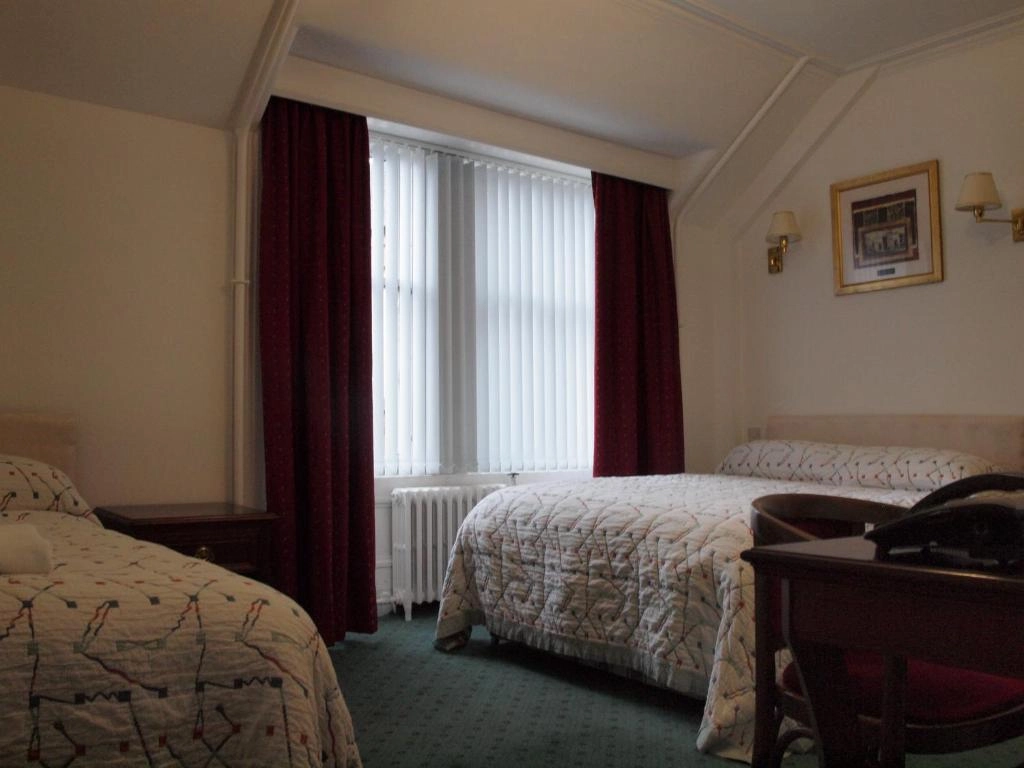 Spacious twin room with window