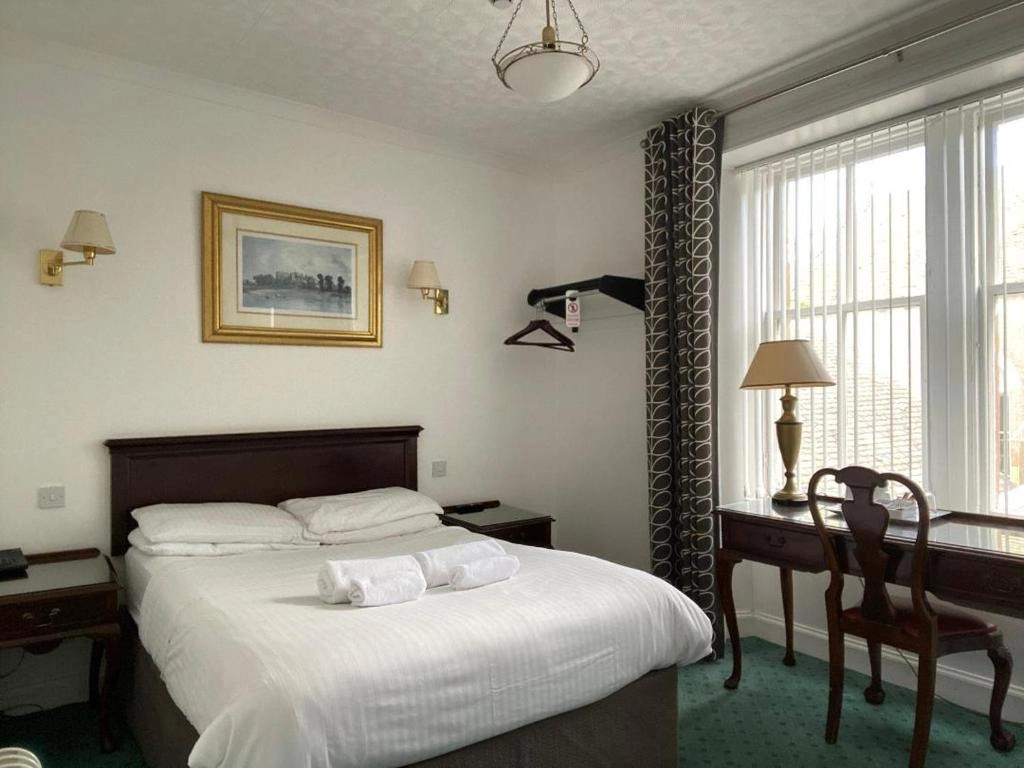 Comfortable double room with desk